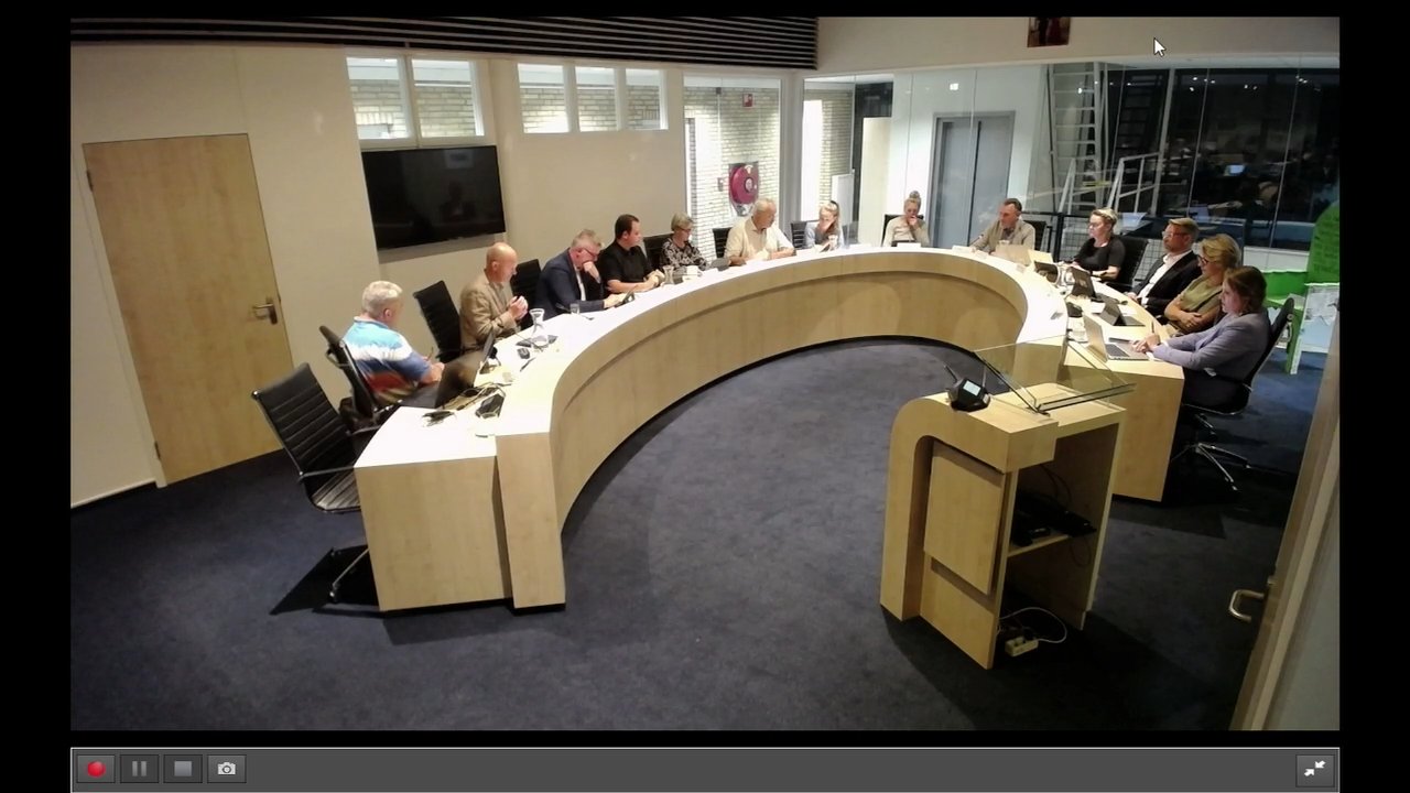 Beeld uit de opname van de raadsvergadering van Vlieland