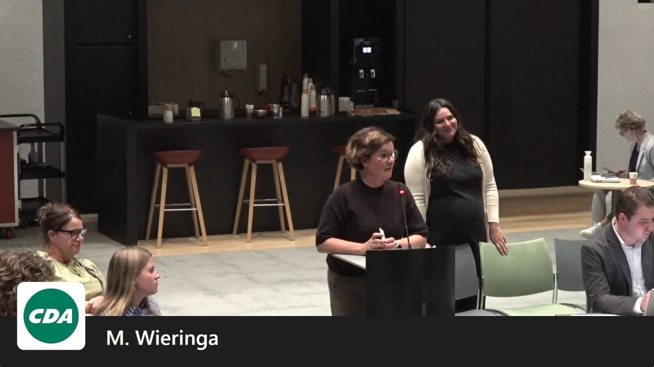 Beeld uit de opname van de raad iepen poadium (sd) - sociaal domein van Tytsjerksteradiel