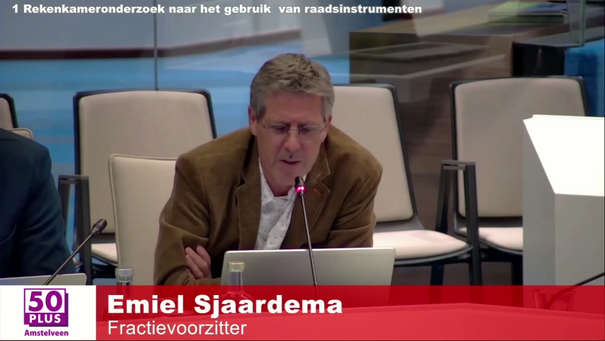 Beeld uit de opname van de raadsdebat raadzaal - presentatie & raadsdebat rekenkameronderzoek raadsinstrumenten van Amstelveen