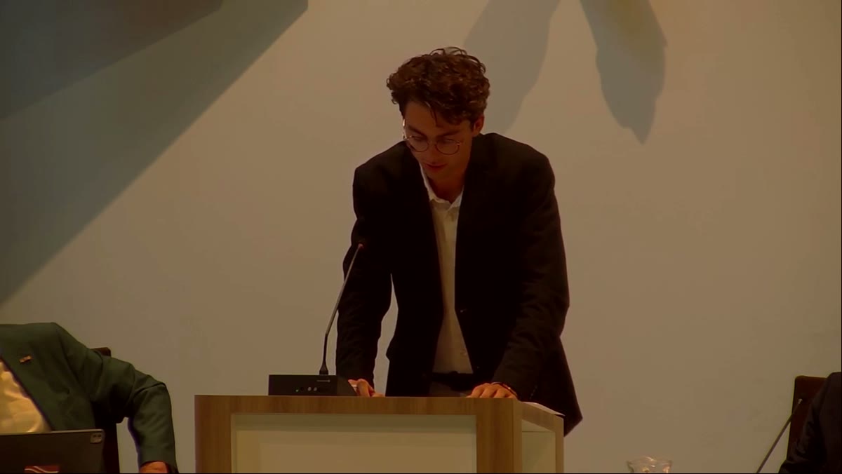 Beeld uit de opname van de raadsvergaderingen van Zevenaar