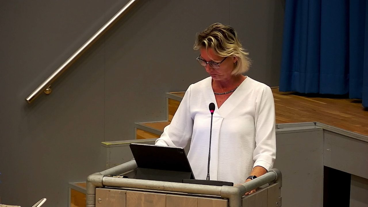 Beeld uit de opname van de raadsvergadering van Scherpenzeel