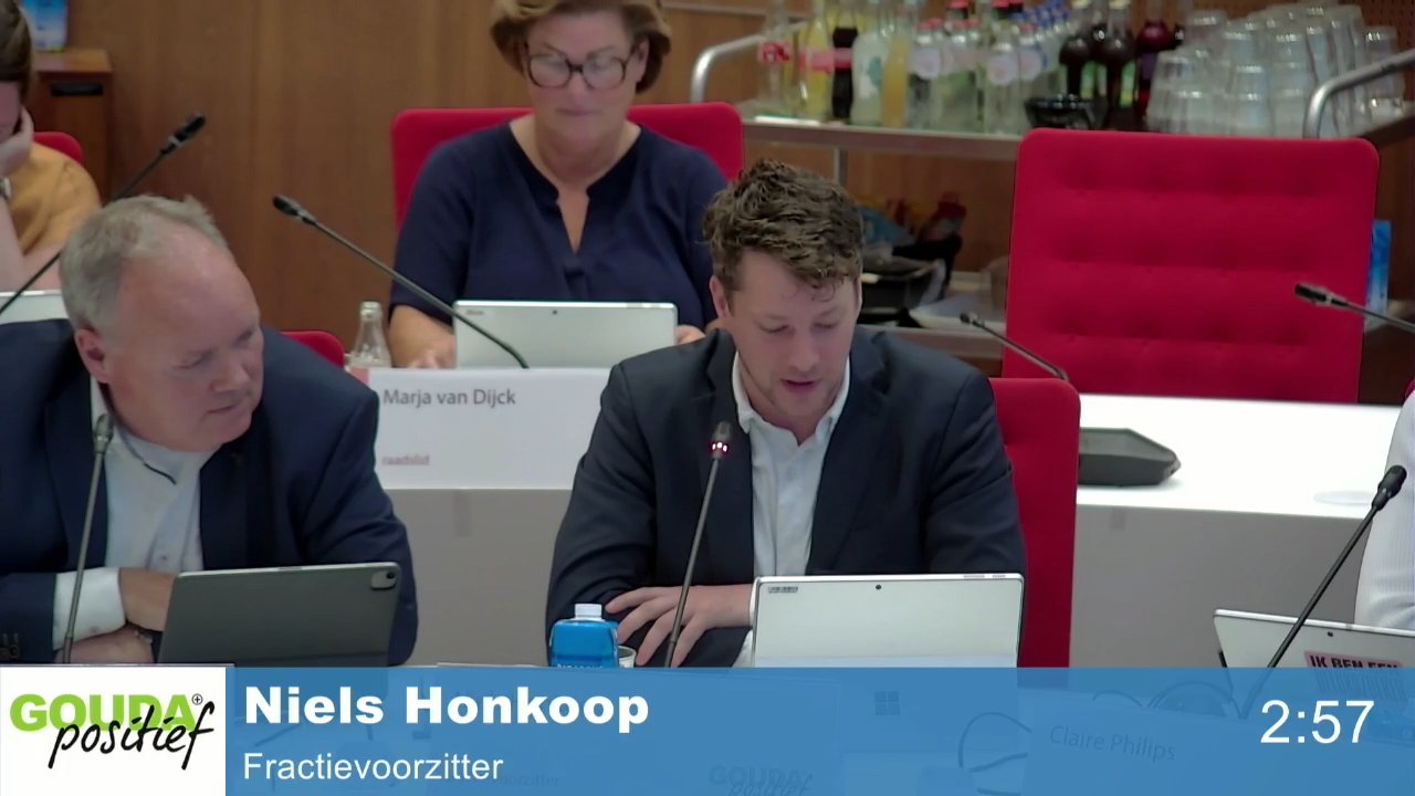 Beeld uit de opname van de raadsvergadering van Gouda