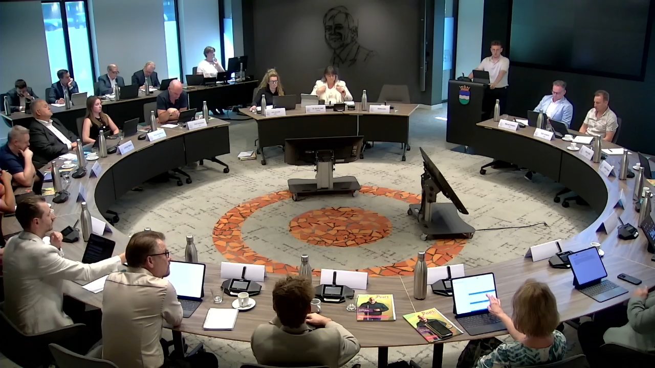 Beeld uit de opname van de raadsvergadering van Nederweert