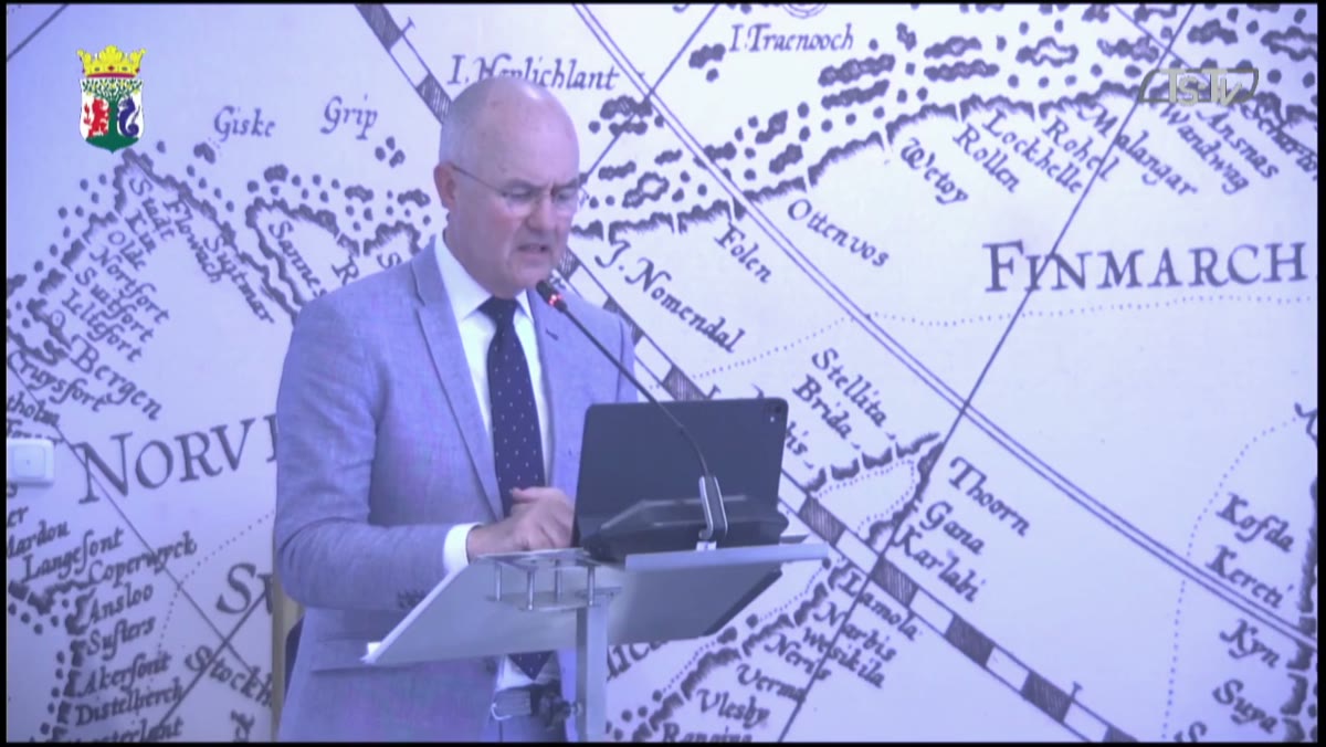 Beeld uit de opname van de raadsvergadering - vaststellen profielschets nieuwe burgemeester van Terschelling
