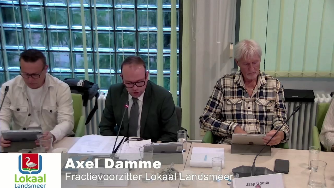 Beeld uit de opname van de raadsvergadering - de raad is verplaatst van 11 juni naar 8 juni van Landsmeer