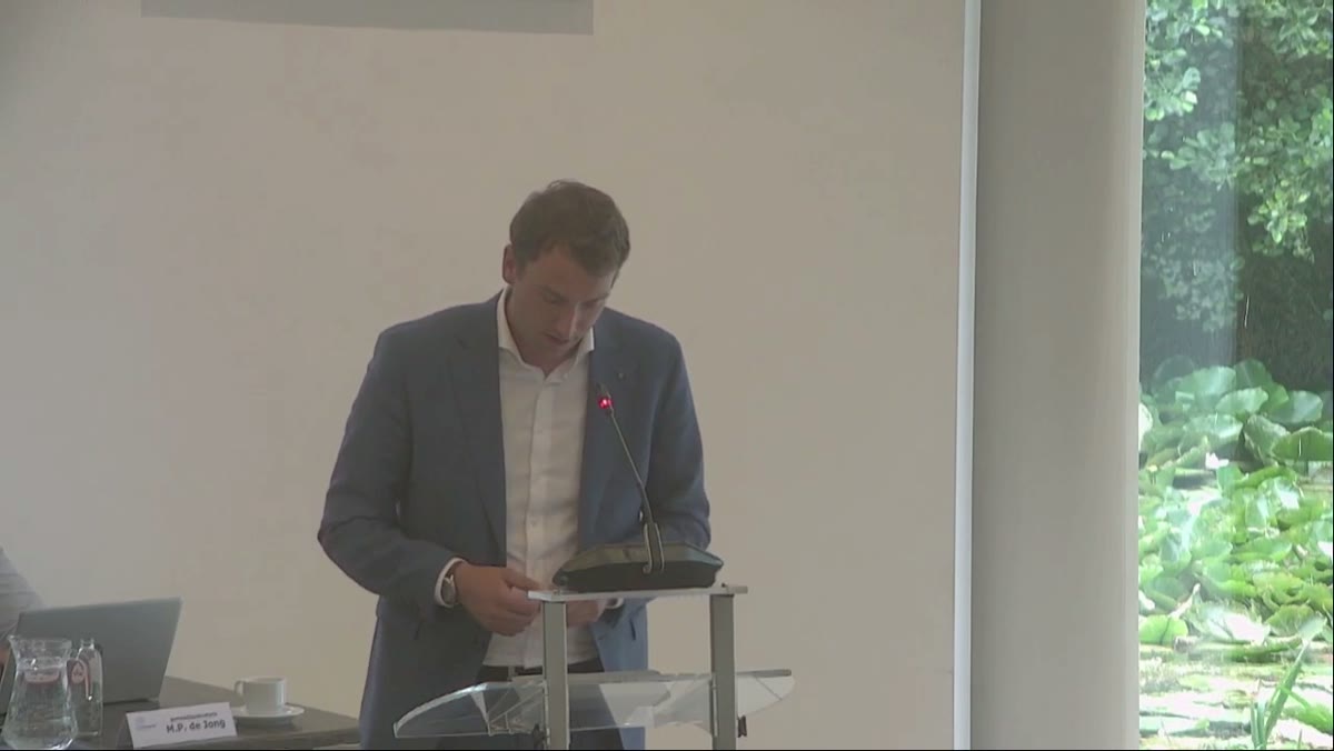 Beeld uit de opname van de raadsvergadering oerlis - behandeling kadernota van Achtkarspelen