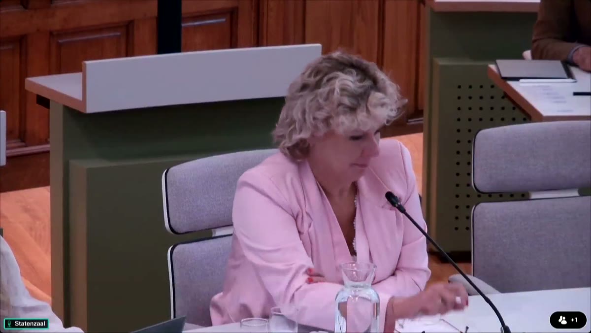 Beeld uit de opname van de politiek vragenuur van Groningen