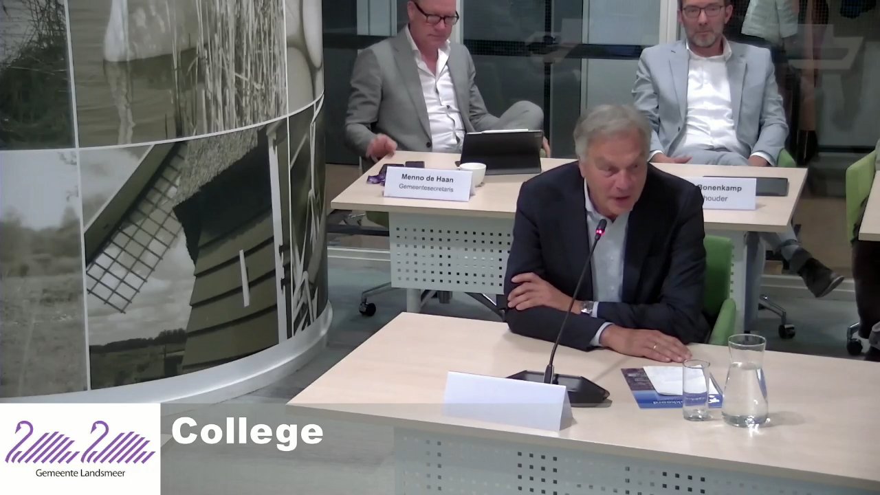 Beeld uit de opname van de raadsvergadering van Landsmeer