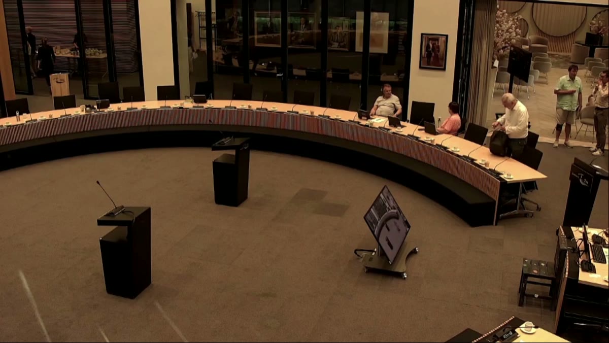 Beeld uit de opname van de gemeenteraad van Oss