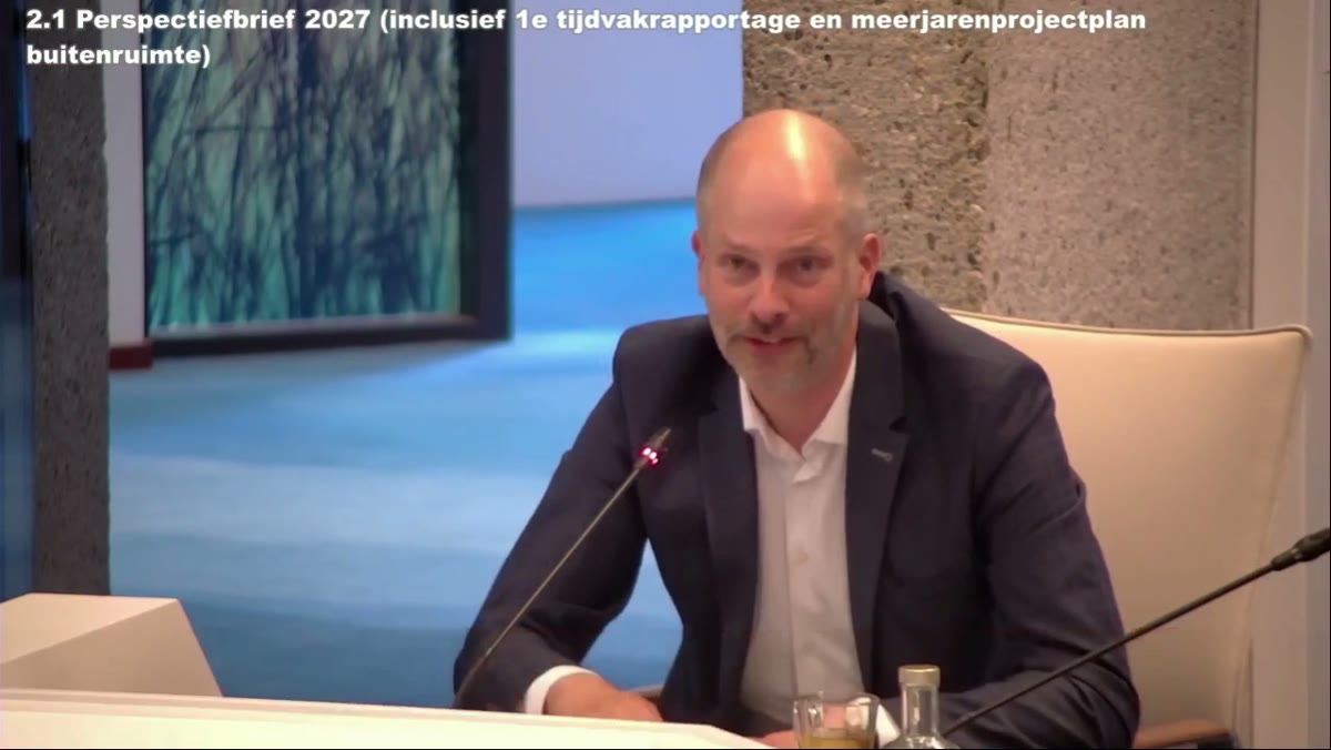 Beeld uit de opname van de raadsvergadering van Amstelveen