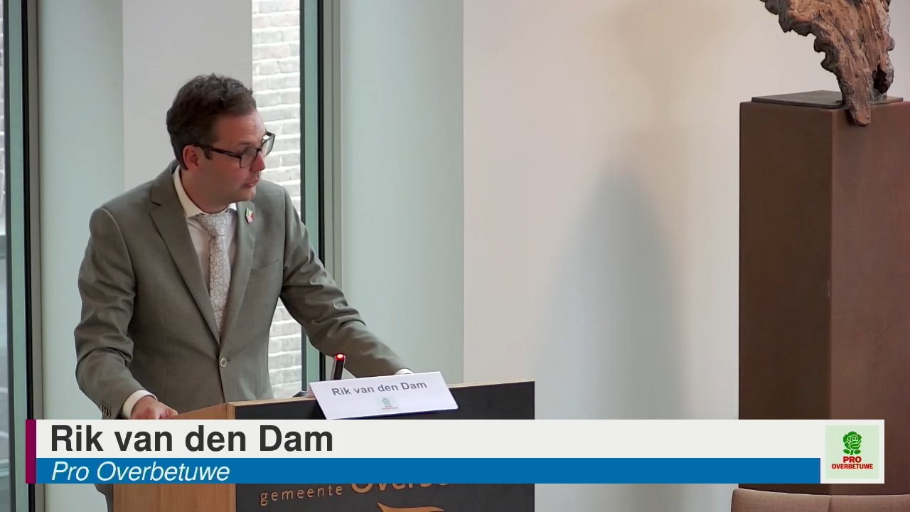 Beeld uit de opname van de gemeenteraadsvergadering van Overbetuwe
