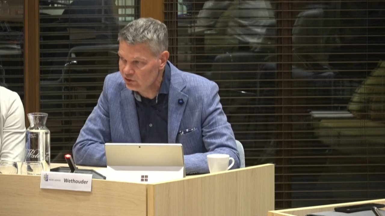Beeld uit de opname van de hl raadsvergadering van Heeze-Leende