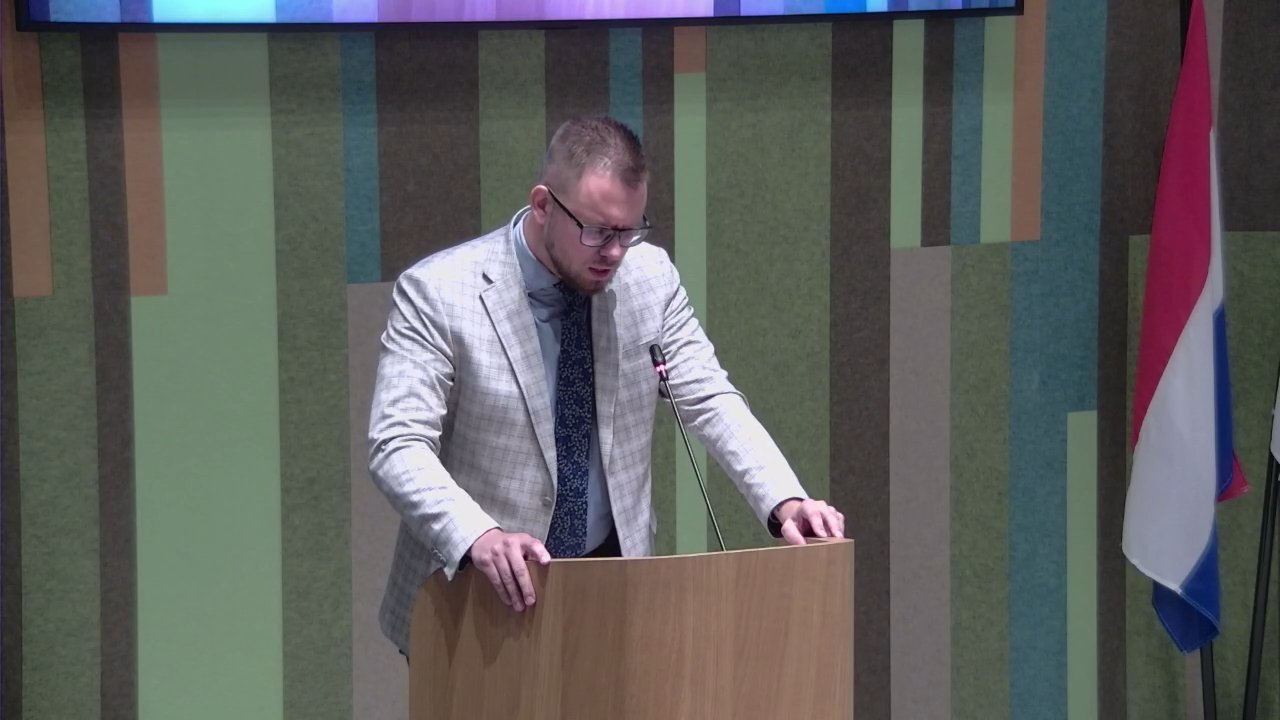 Beeld uit de opname van de raadsvergadering van Steenwijkerland
