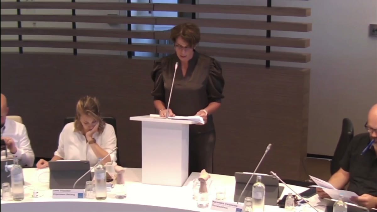 Beeld uit de opname van de raadsvergadering van Elburg