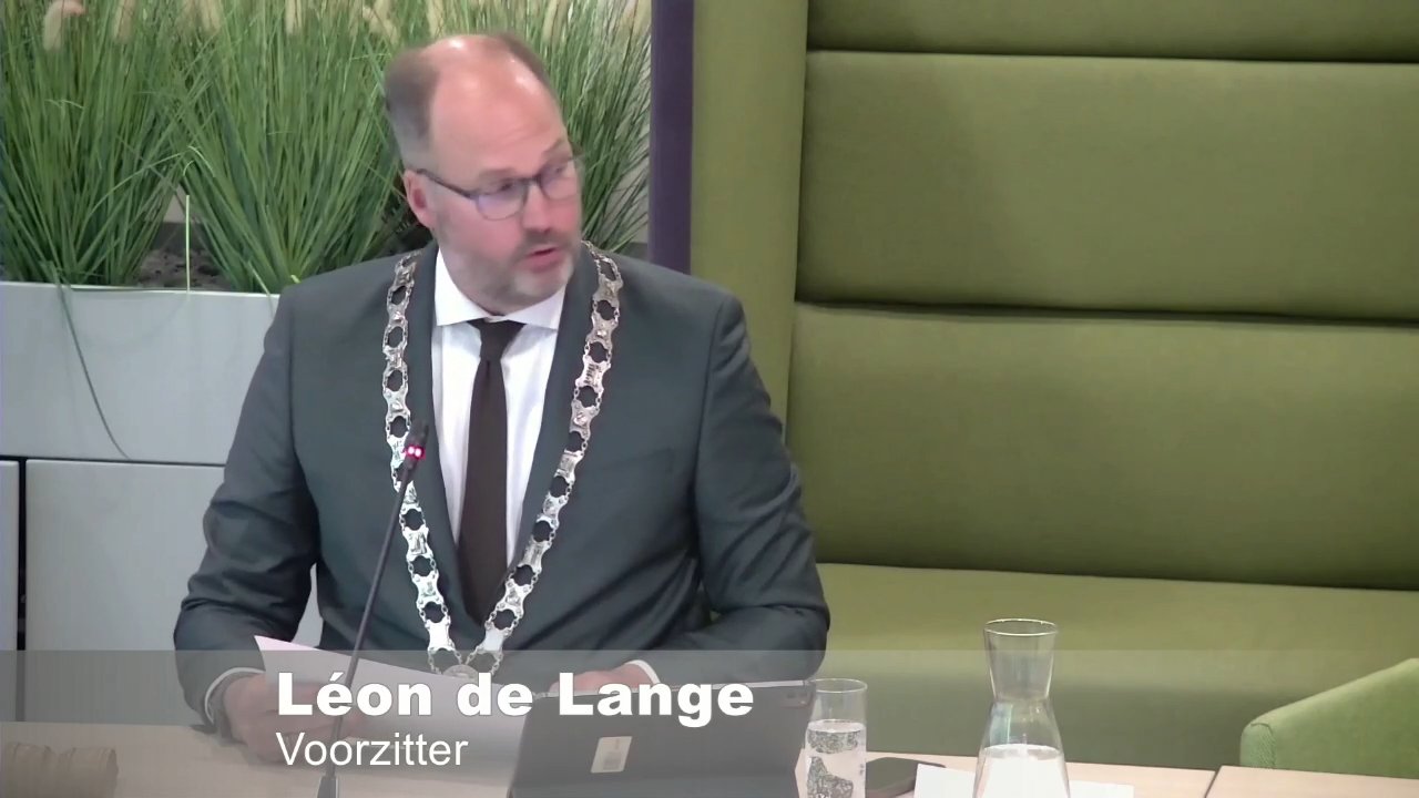 Beeld uit de opname van de raadsvergadering - perspectiefnota/jaarstukken van Landsmeer