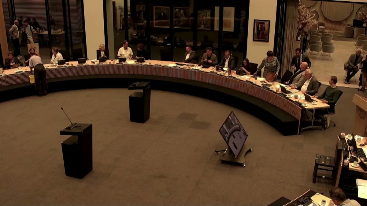 Beeld uit de opname van de gemeenteraad van Oss