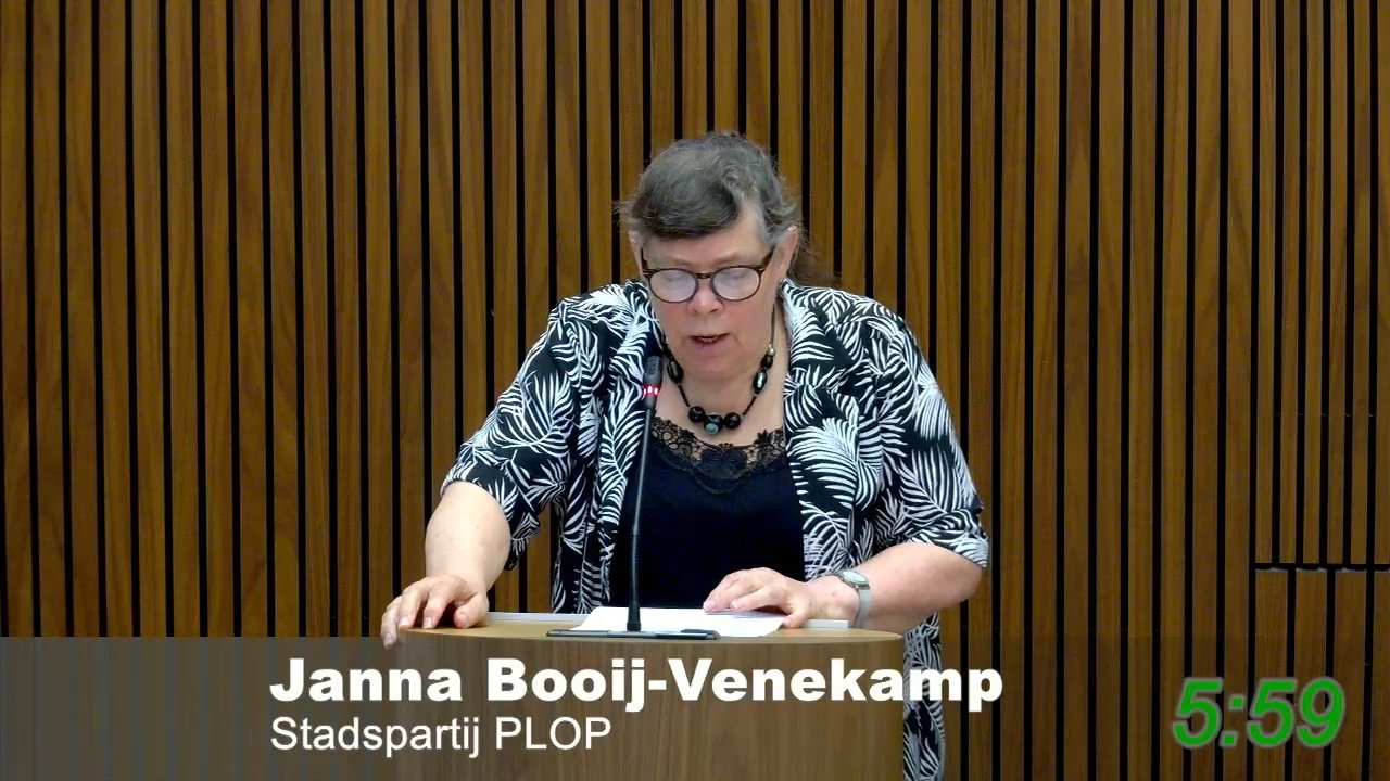 Beeld uit de opname van de raadsvergadering van Assen
