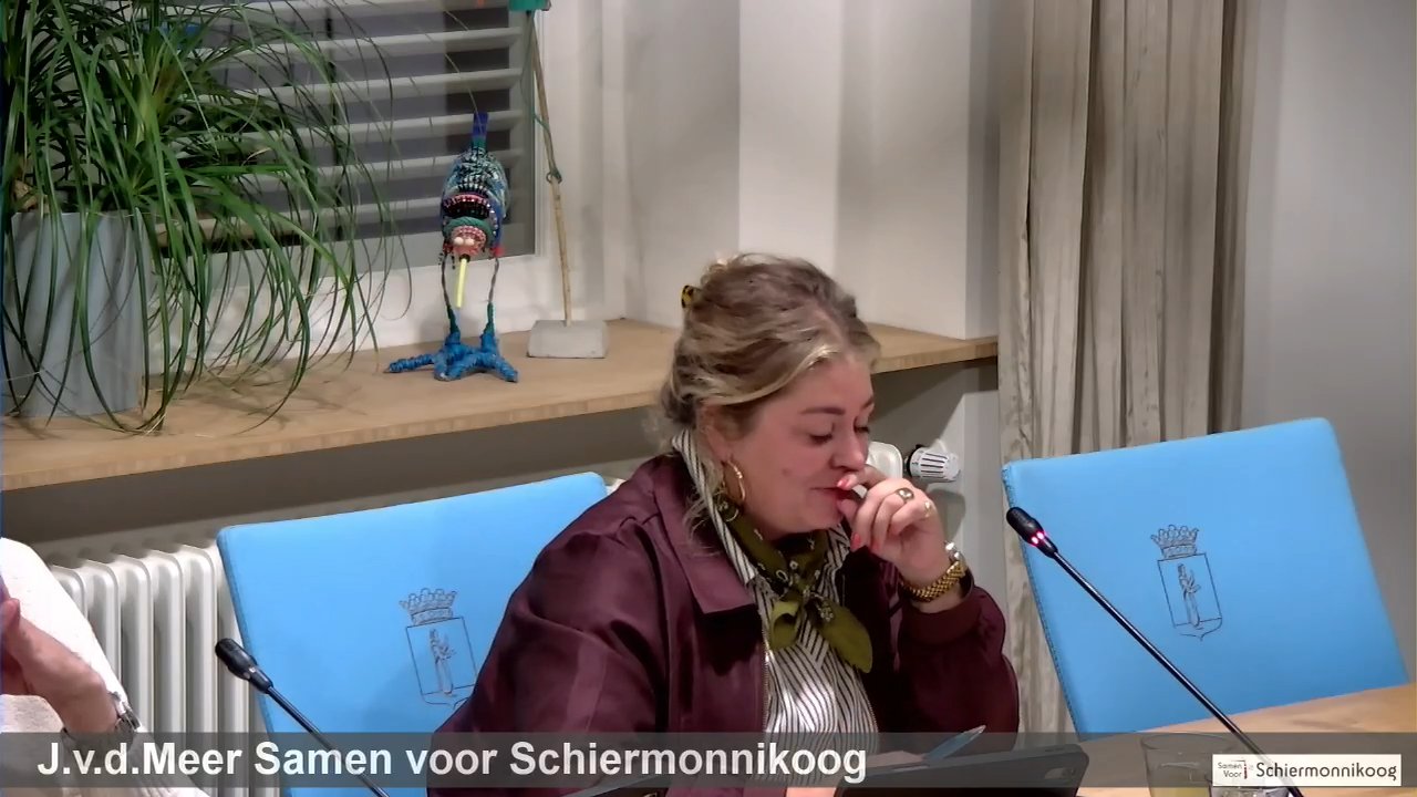 Beeld uit de opname van de raadsvergadering van Schiermonnikoog