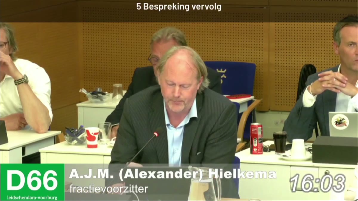 Beeld uit de opname van de raadsvergadering - extra raad van Leidschendam-Voorburg