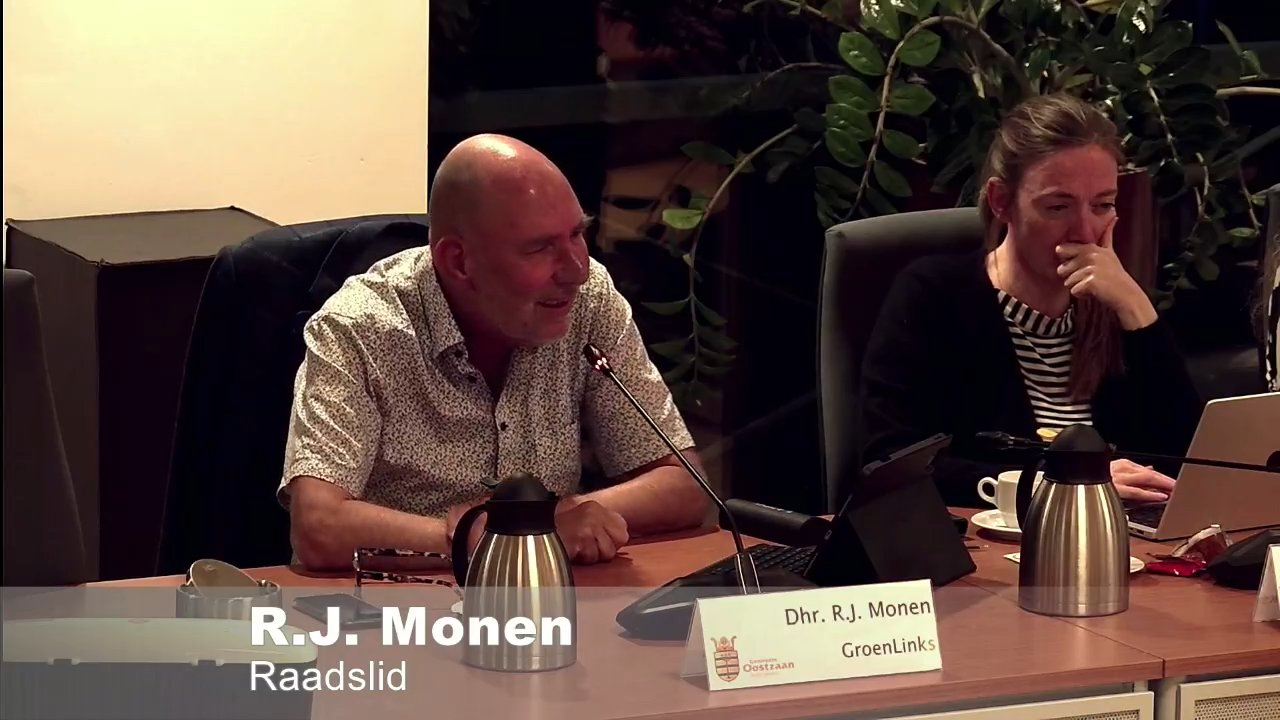 Beeld uit de opname van de raadsvergadering oostzaan van Oostzaan