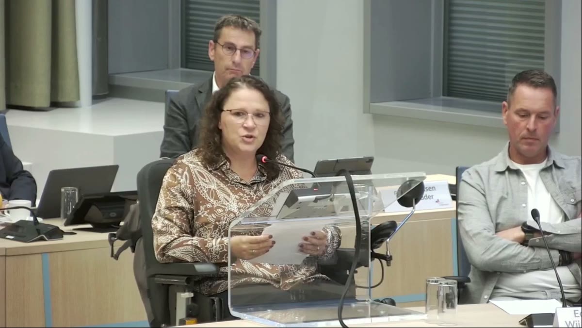 Beeld uit de opname van de raadsvergadering van Lingewaard