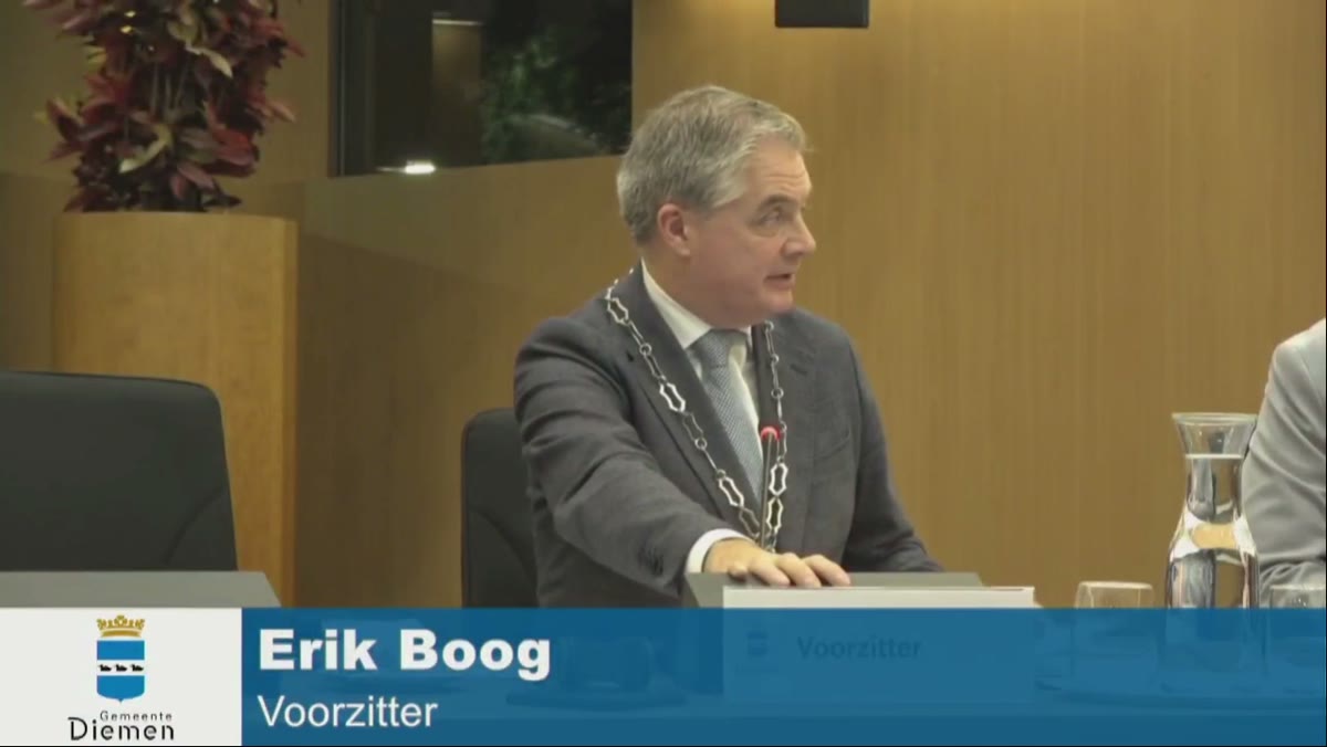 Beeld uit de opname van de gemeenteraadsvergadering van Diemen