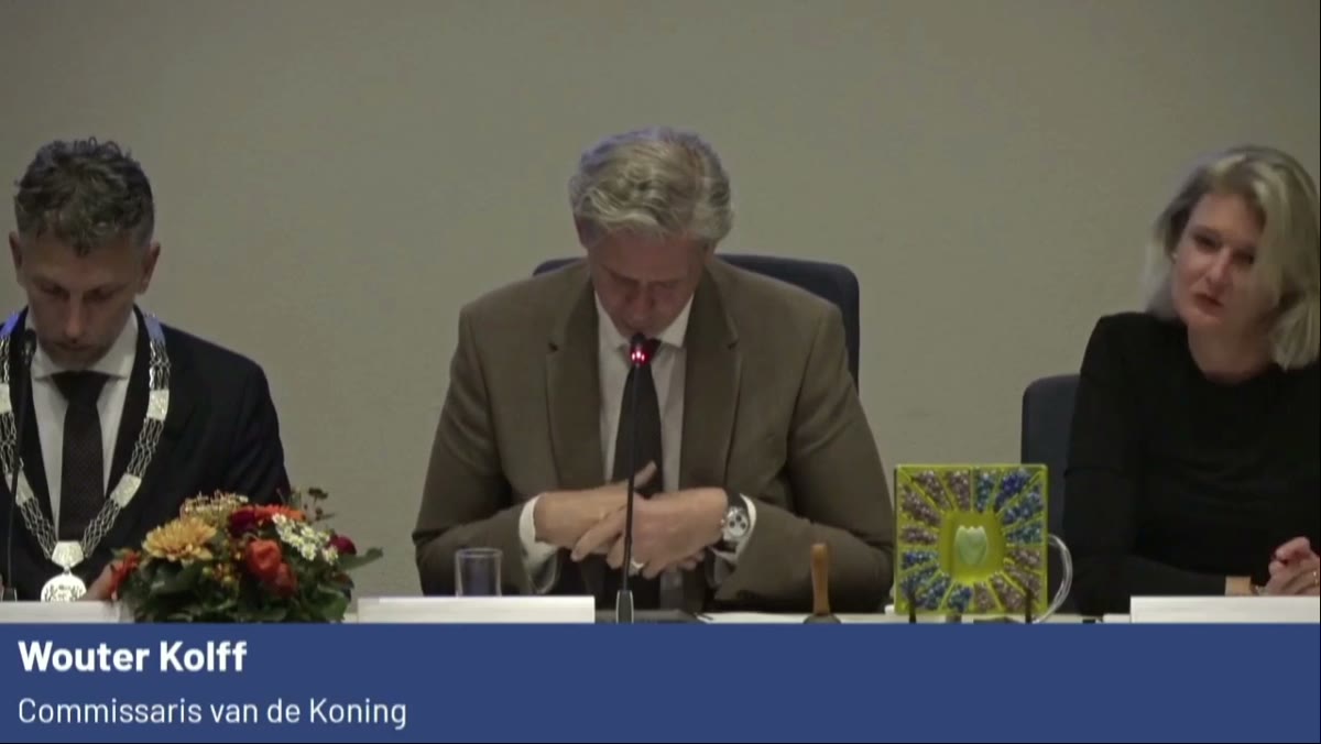 Beeld uit de opname van de gemeenteraad - profielschets nieuwe burgemeester van Teylingen