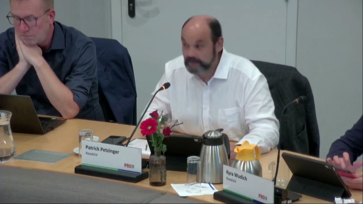 Beeld uit de opname van de raadsvergadering van Aa en Hunze