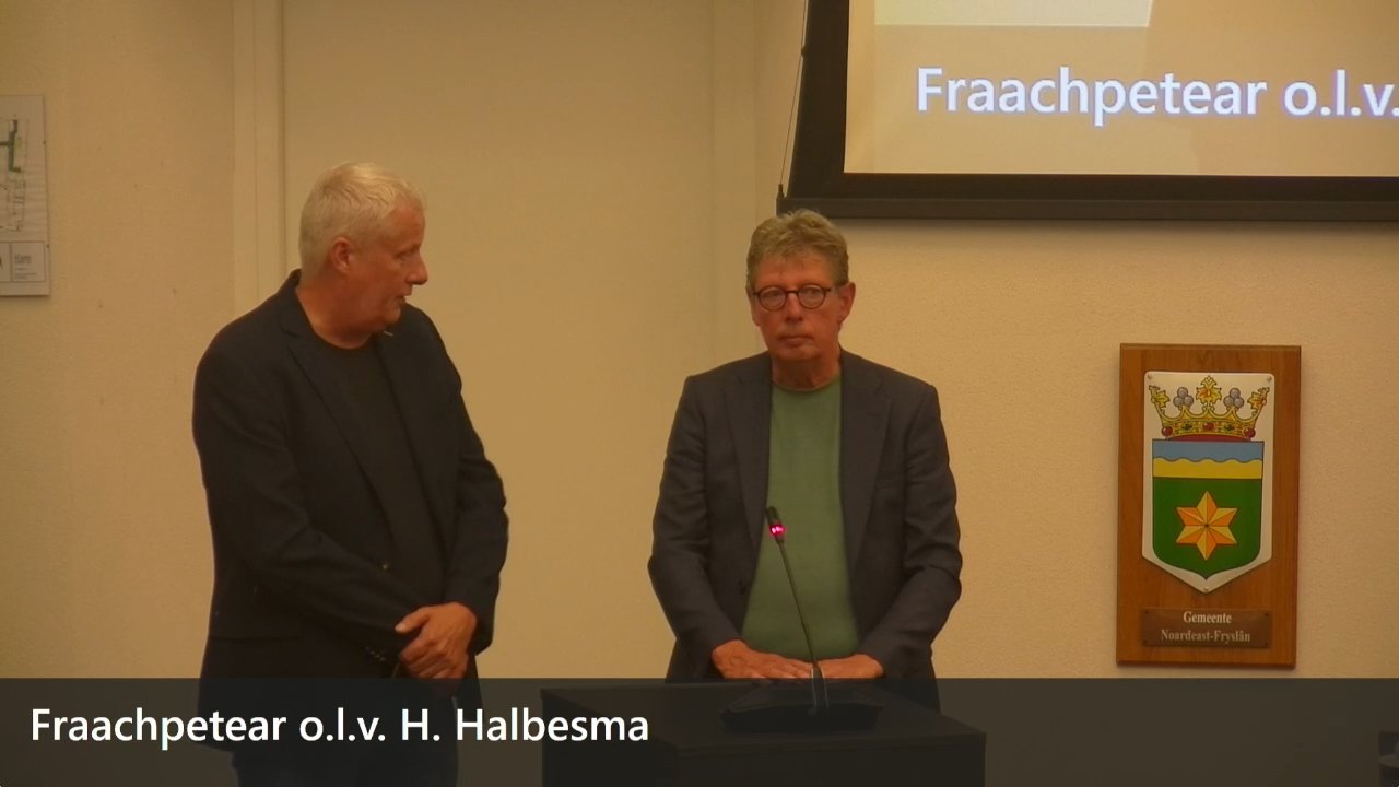 Beeld uit de opname van de it fraachpetear van Noardeast-Fryslân