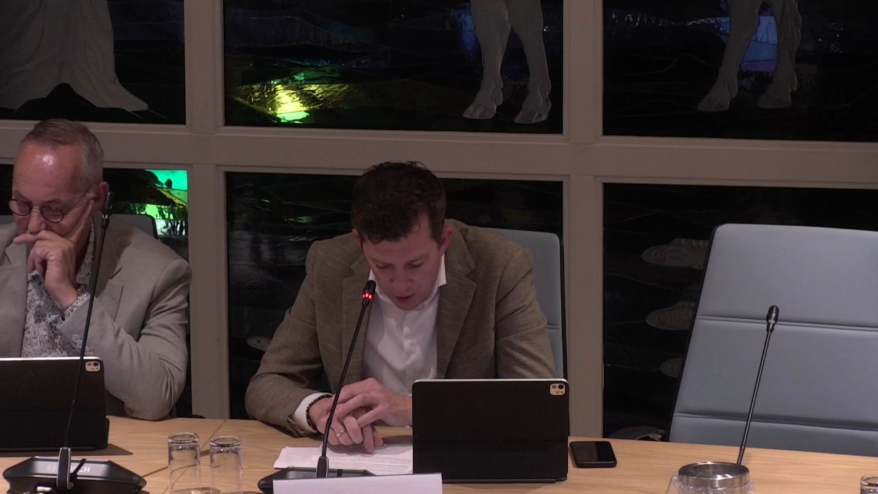 Beeld uit de opname van de commissie algemene zaken van Vijfheerenlanden