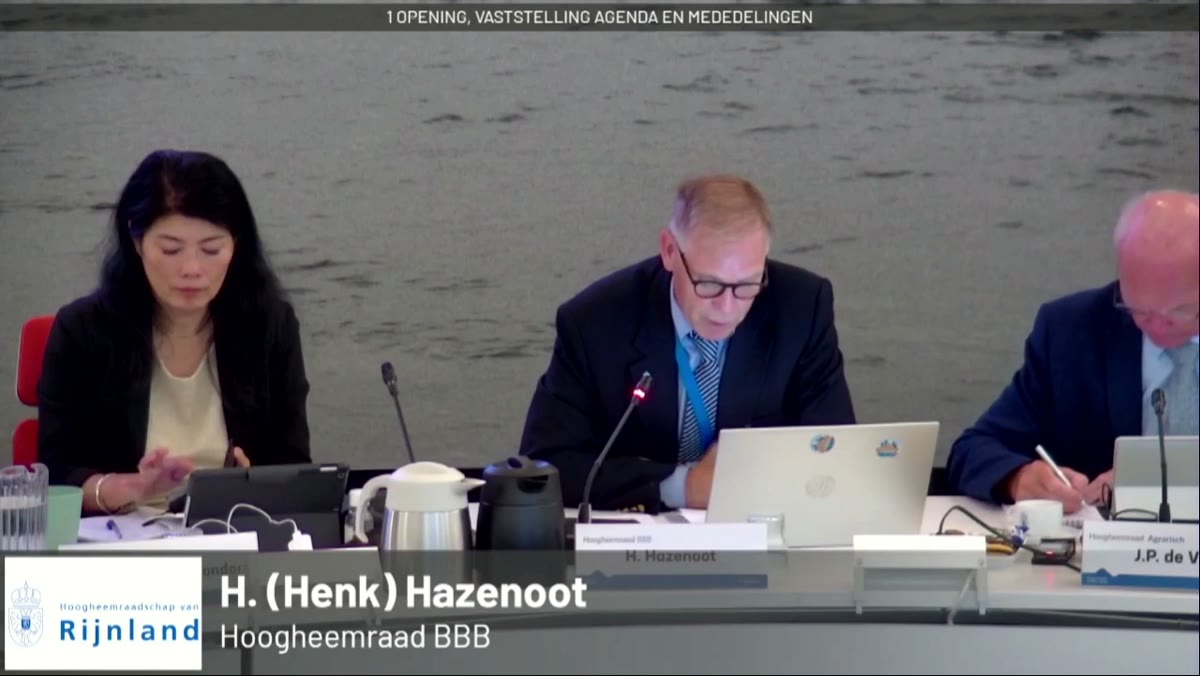 Beeld uit de opname van de vv - commissie voldoende water en waterkwaliteit van Hoogheemraadschap van Rijnland