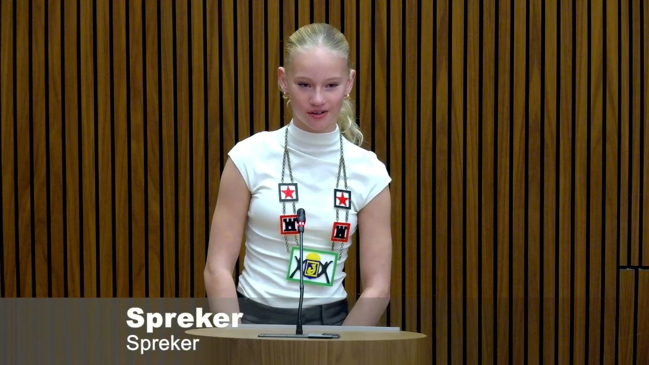 Beeld uit de opname van de raadsvergadering van Assen