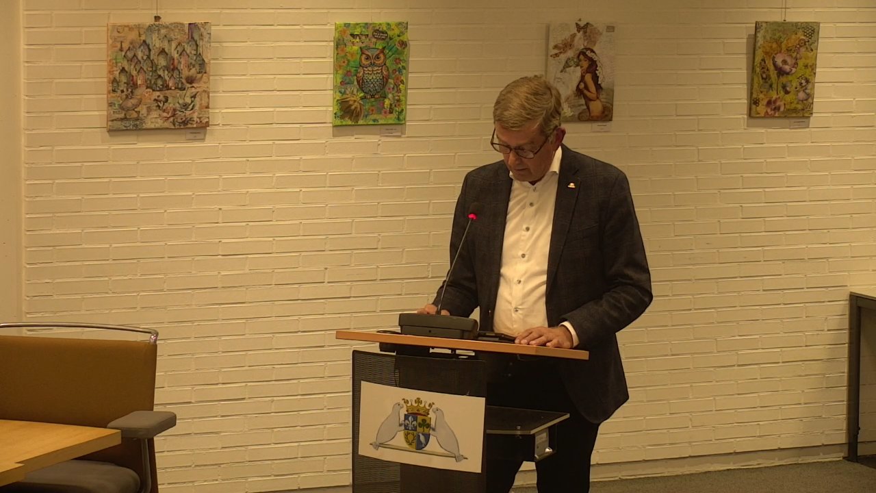 Beeld uit de opname van de oordeelsvormende avond van Zeewolde