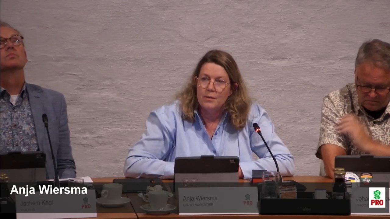 Beeld uit de opname van de raadsvergadering van Opsterland