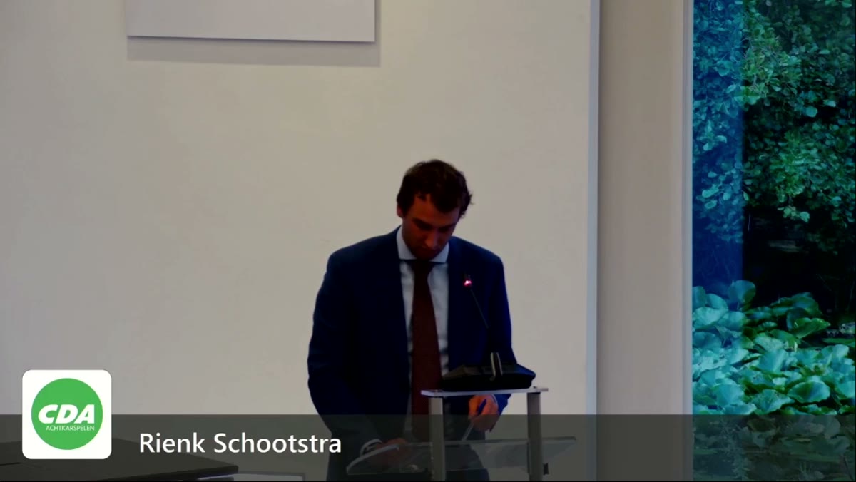 Beeld uit de opname van de raadsvergadering beslút - behandeling bestuursakkoord van Achtkarspelen