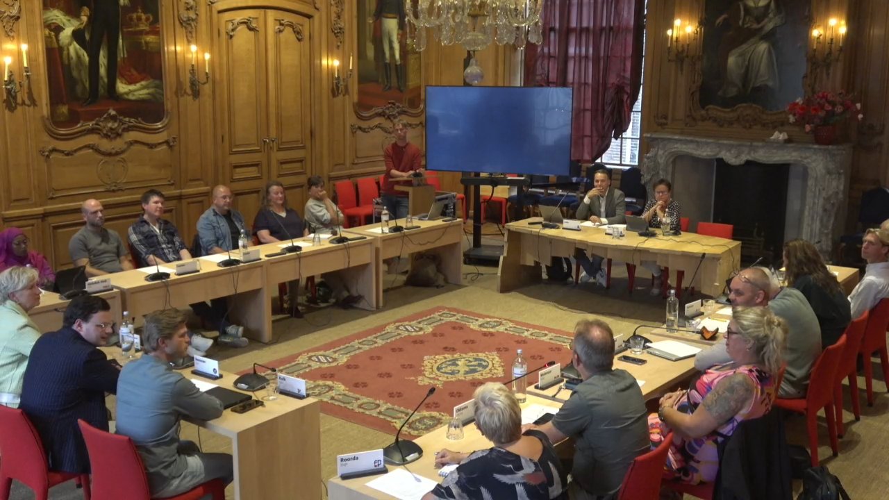Beeld uit de opname van de boodschap aan de raad - oranjezaal - straatzorg van Leeuwarden