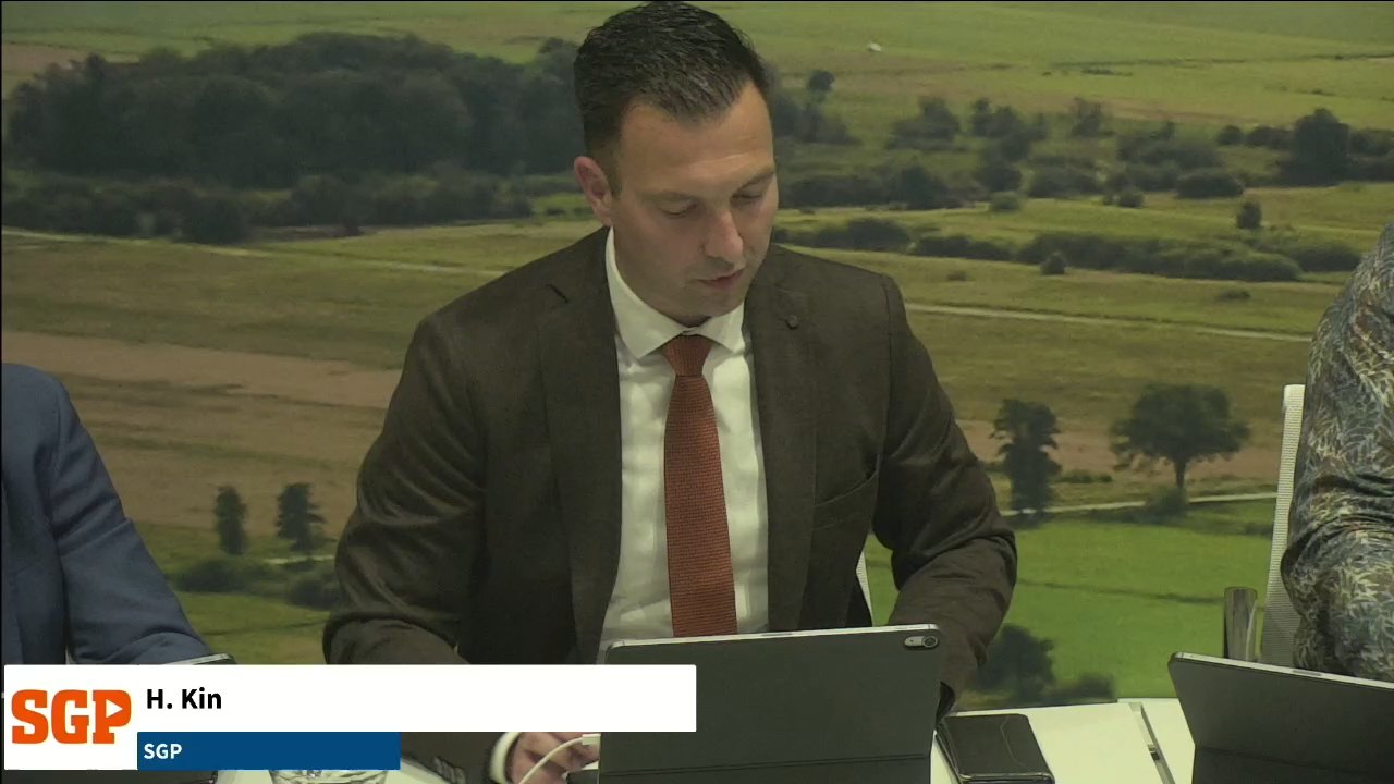 Beeld uit de opname van de raadsvergadering van Staphorst