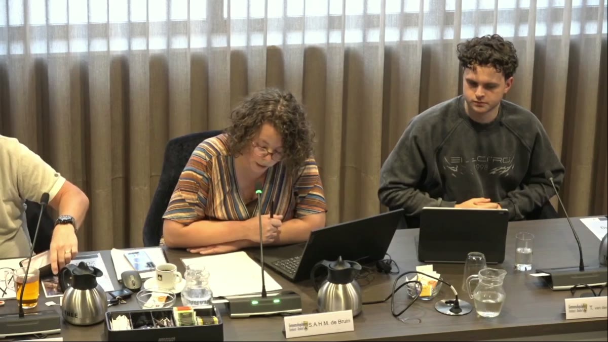 Beeld uit de opname van de raadsvergadering van Boekel