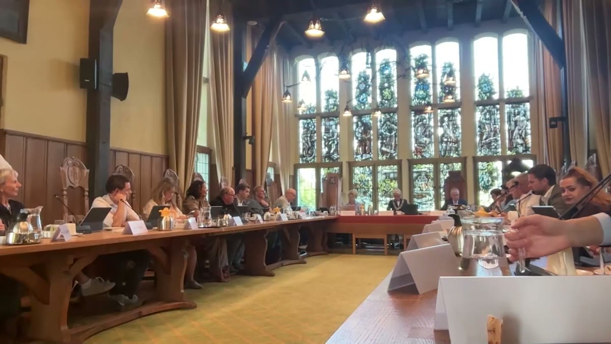 Beeld uit de opname van de raadsvergadering van Vught