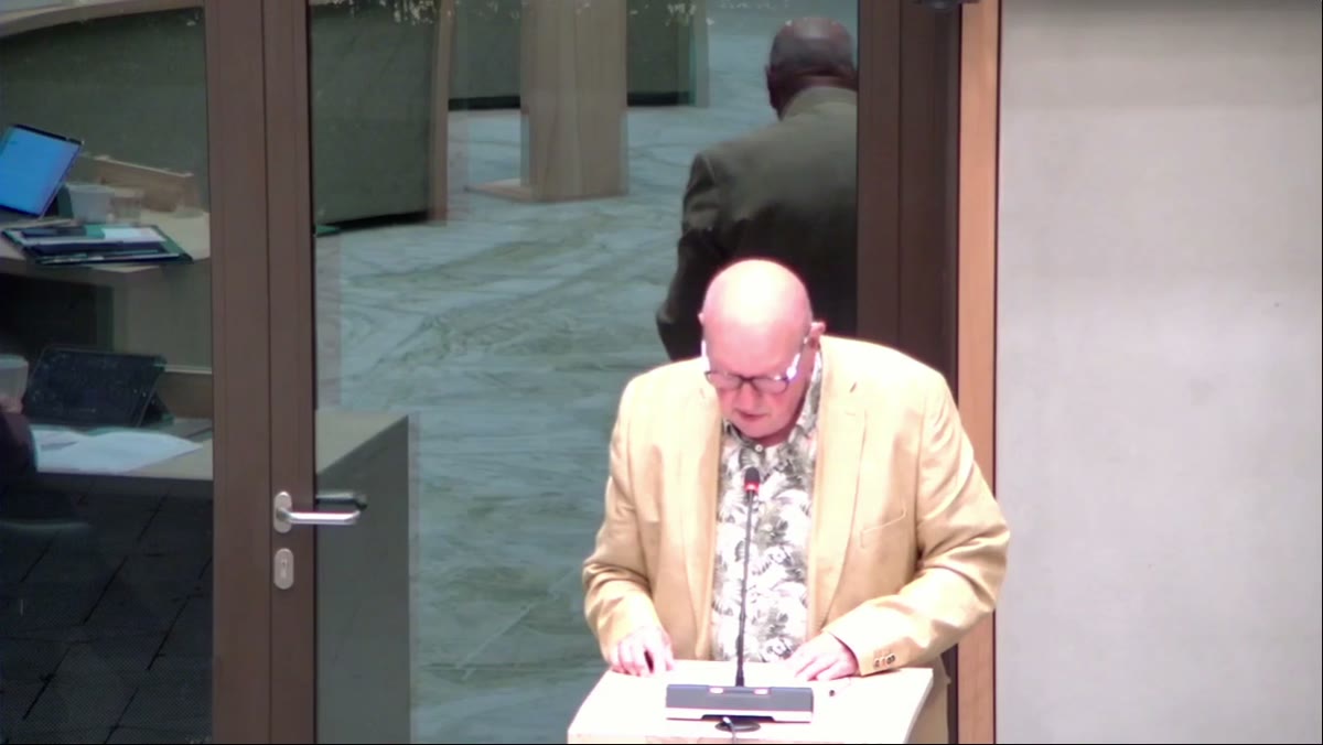 Beeld uit de opname van de raadsvergadering van Rheden