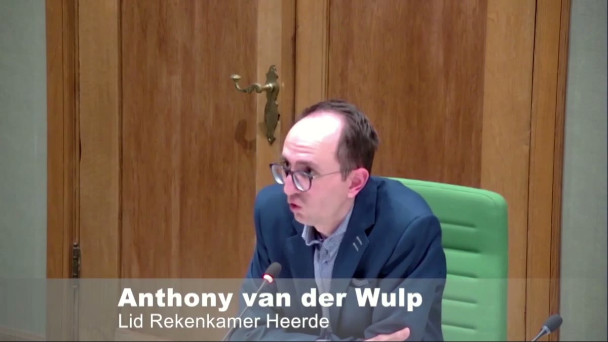 Beeld uit de opname van de raad themabespreking - rekenkameronderzoek naar de doelen en instrumenten van de omgevingswet van Heerde