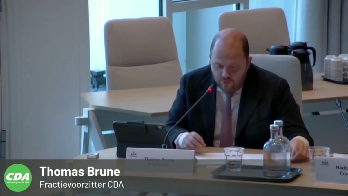 Beeld uit de opname van de raadsvergadering van Valkenburg aan de Geul