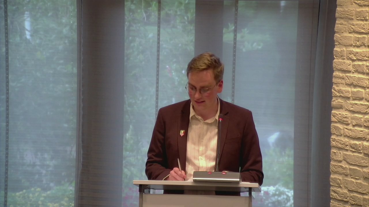 Beeld uit de opname van de raadsvergadering van Heusden