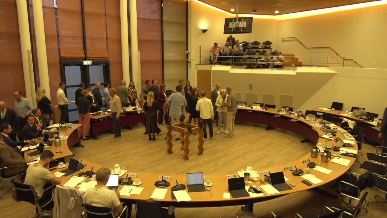 Beeld uit de opname van de vw raadsvergadering van Valkenswaard