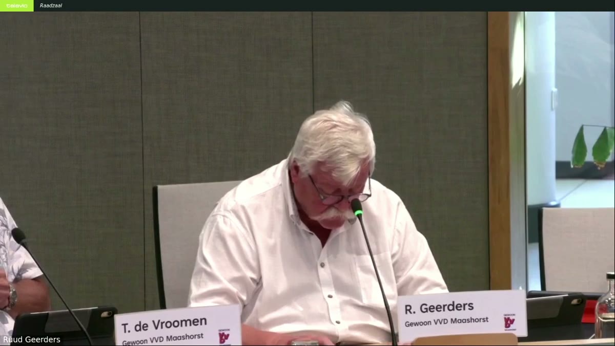 Beeld uit de opname van de raadsvergadering van Maashorst