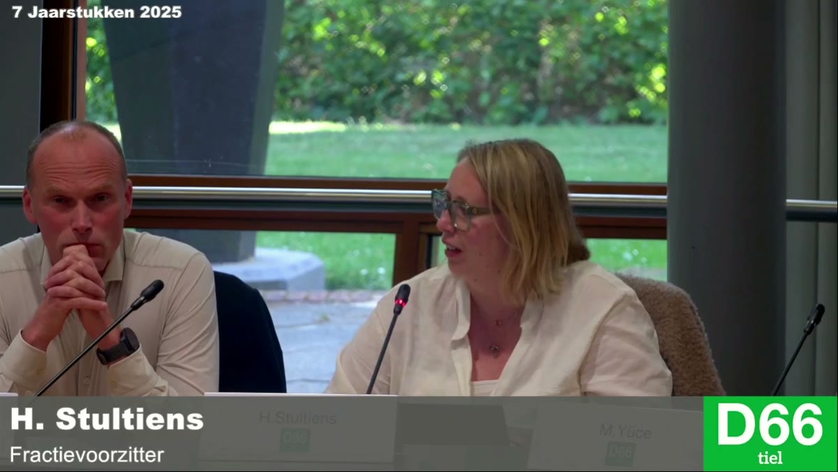 Beeld uit de opname van de raadsvergadering van Tiel