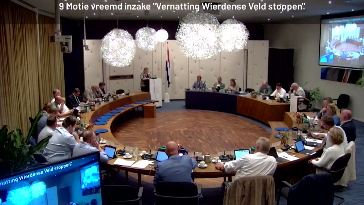 Beeld uit de opname van de gemeenteraad van Wierden