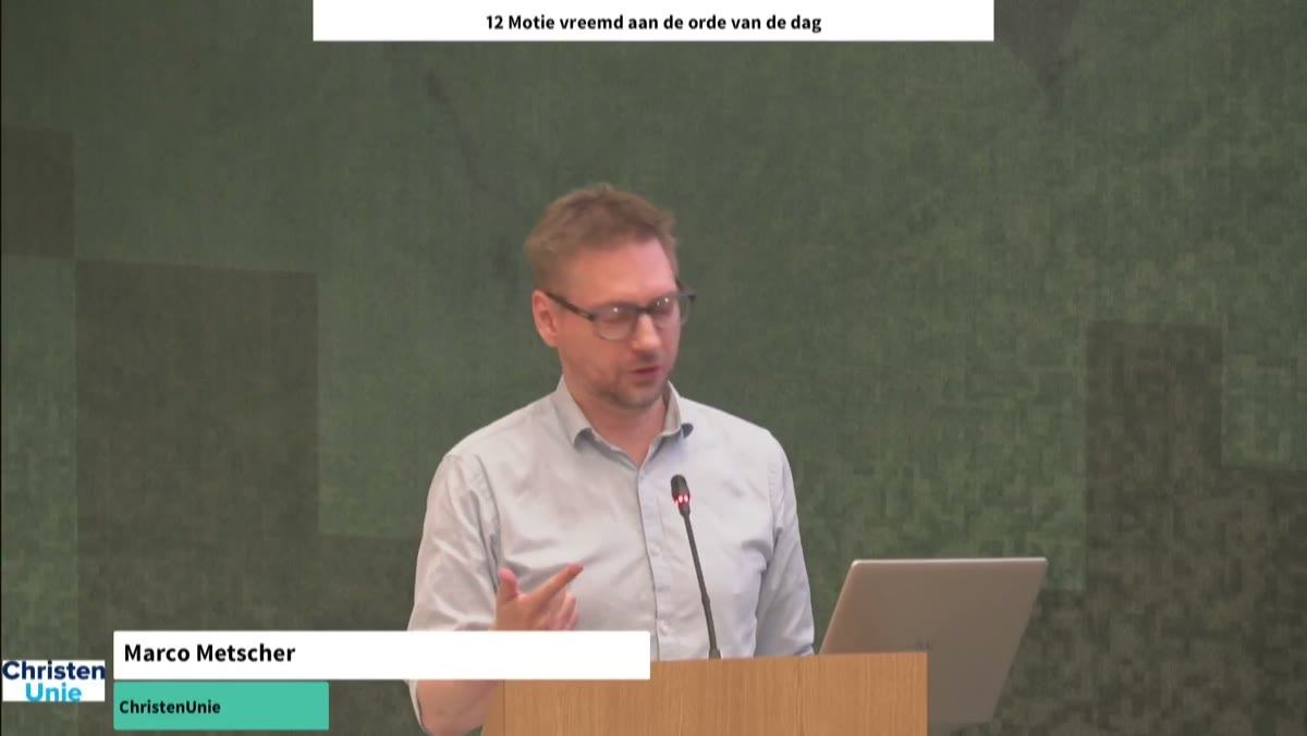 Beeld uit de opname van de raadsvergadering van Midden-Groningen