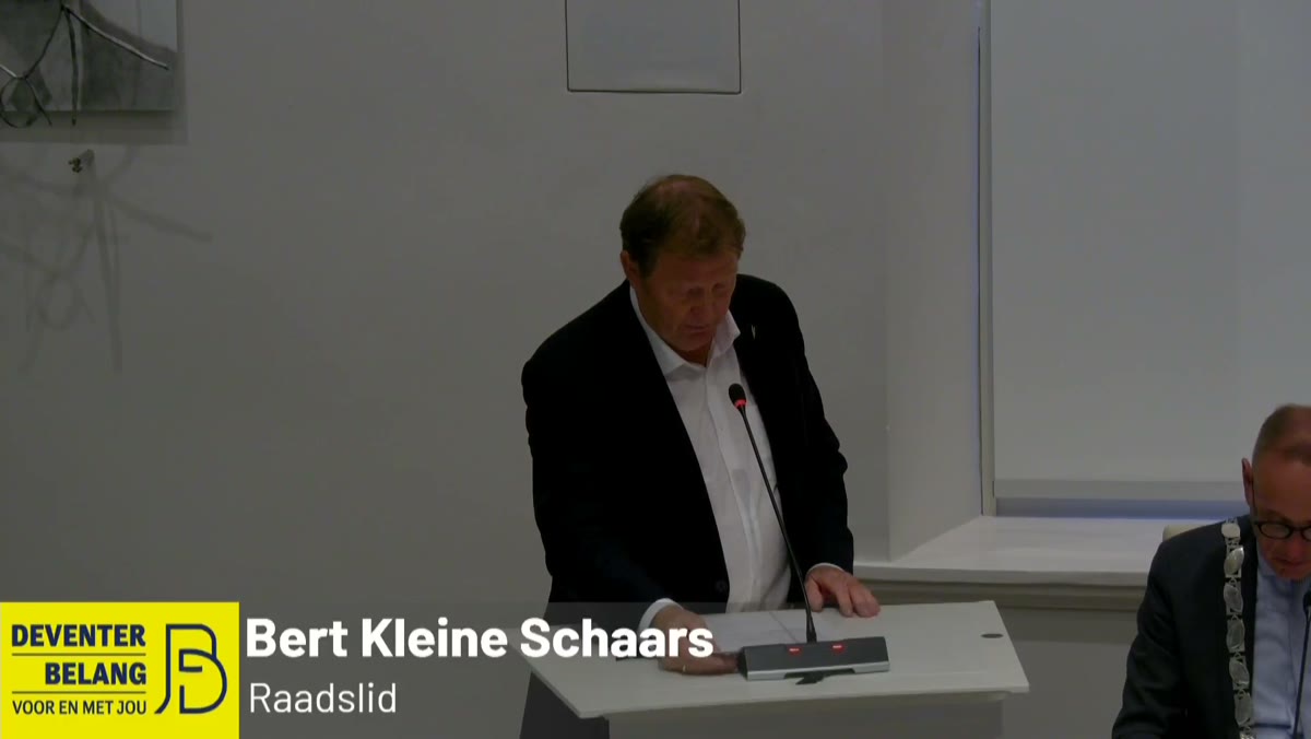 Beeld uit de opname van de raadsvergadering van Deventer