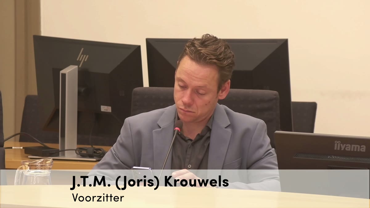 Beeld uit de opname van de vragenuur commissies van Haarlem